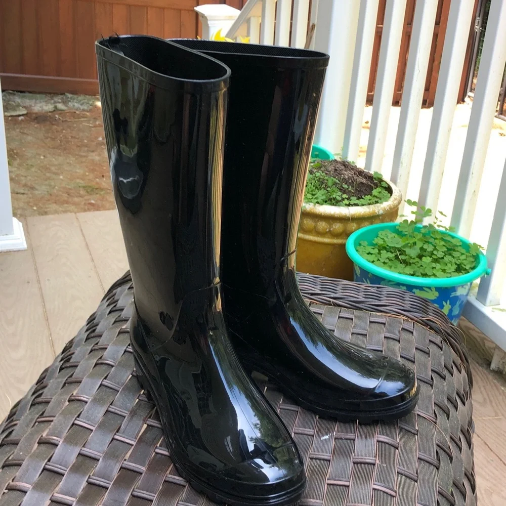 Women’s Black Glossy Rain Barn Boots with Thick Sole Size 7